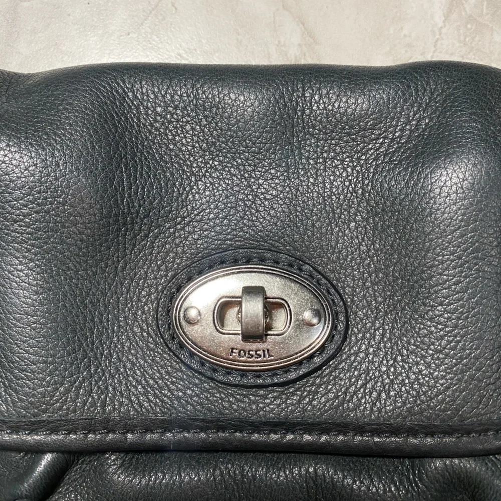 Fossil Pebbled Black Leather w/ Silver Tone Hardware Mini Crossbody Purse Bag - Picture 2 of 9